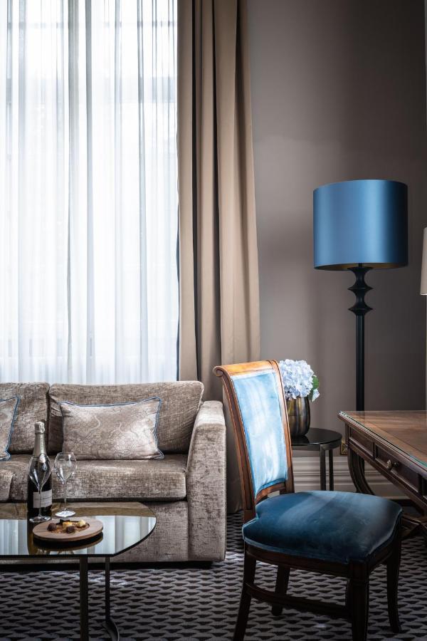 Althoff Grandhotel Schloss Bensberg Bergisch Gladbach Ngoại thất bức ảnh A living room with a blue lampshade