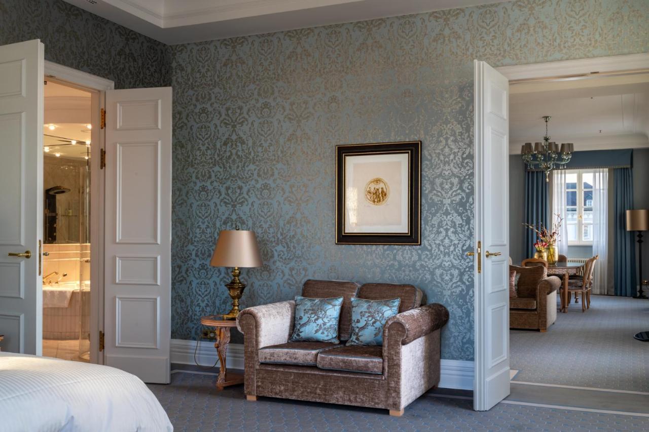 Althoff Grandhotel Schloss Bensberg Bergisch Gladbach Ngoại thất bức ảnh A suite at the hotel