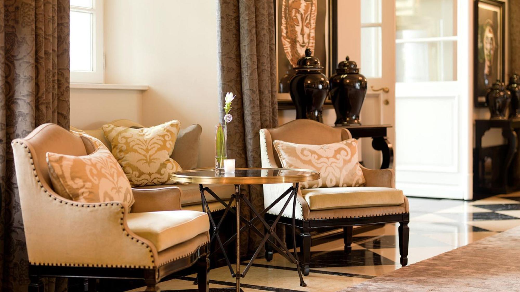 Althoff Grandhotel Schloss Bensberg Bergisch Gladbach Ngoại thất bức ảnh A seating area in the lobby