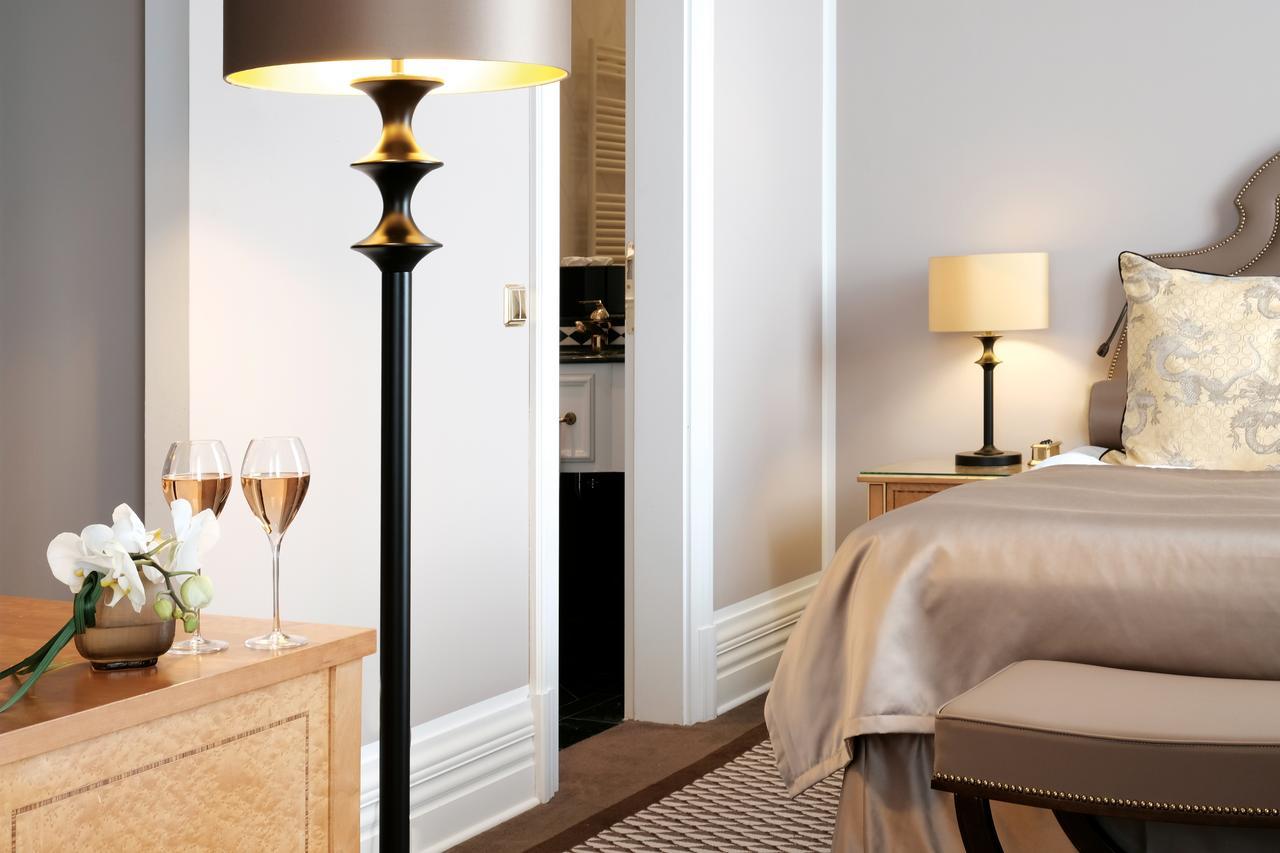 Althoff Grandhotel Schloss Bensberg Bergisch Gladbach Ngoại thất bức ảnh Floor lamp