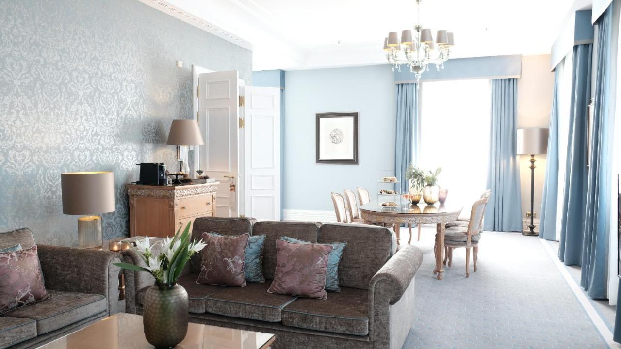 Althoff Grandhotel Schloss Bensberg Bergisch Gladbach Ngoại thất bức ảnh A suite at the hotel